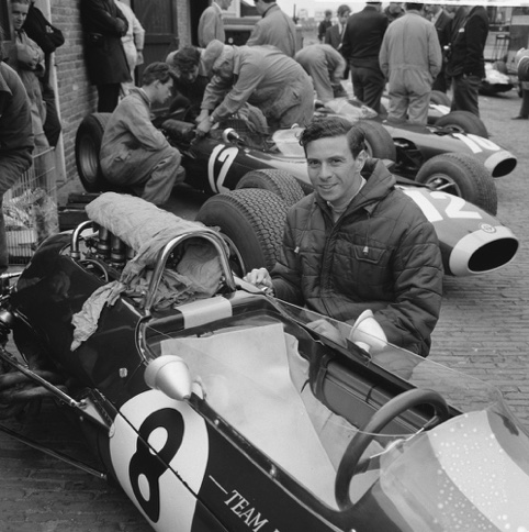 Zandwoort, Jim pose  aux côtés de sa Lotus 33